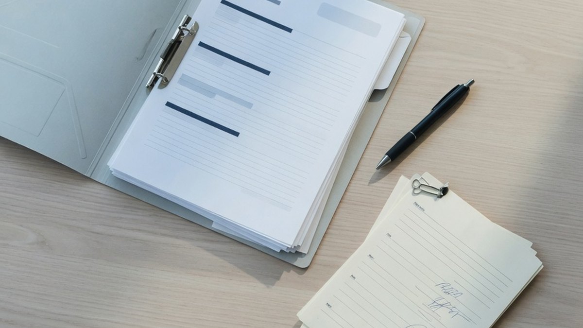 Dossier de politique RH et formulaires signés, illustrant la mise en place d'une procédure interne de droit à l'image