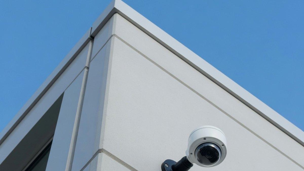 Caméra de vidéosurveillance installée sur la façade d'un commerce, illustrant l'encadrement du droit à l'image en lieu public