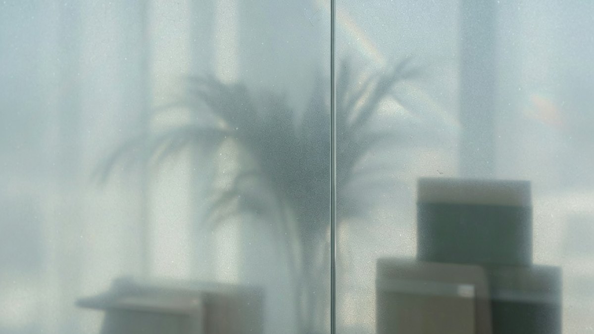 Cloison de bureau vitrée équipée d'un film microperforé pour préserver l'intimité