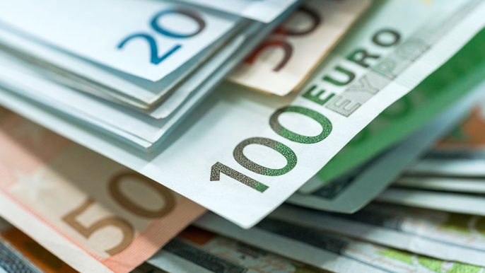 photo avec billets de 100 euros, 20 euros après monétisation blog