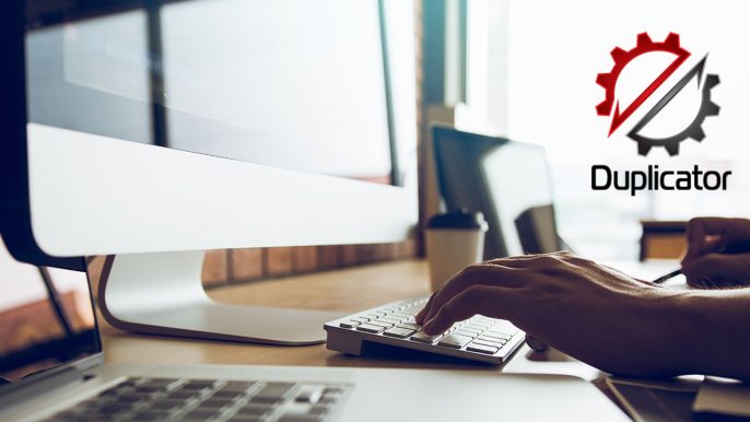 Gros plan sur les mains développeur de site Web qui utilise le plugin duplicator