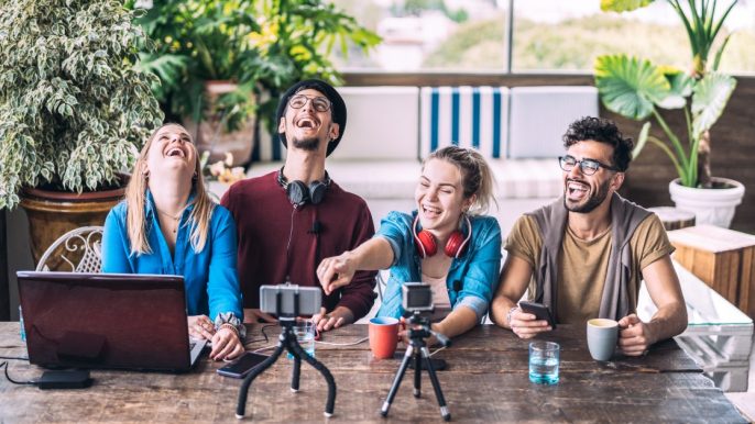 Jeunes collègues d'une agence de content marketing partageant du contenu créatif en ligne