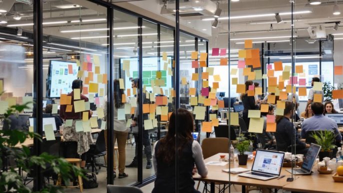 équipe en agence travaillant sur une stratégie de marque collaborative