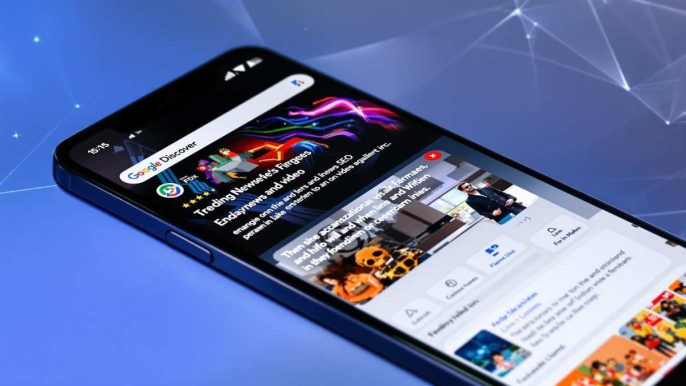 Smartphone affichant le flux Google Discover avec articles et vidéos optimisés SEO