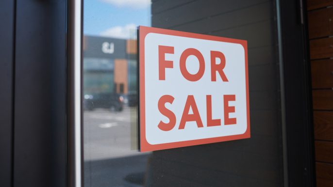Utilisation d'un panneau akilux pour indiquer la vente d'un bien immobilier
