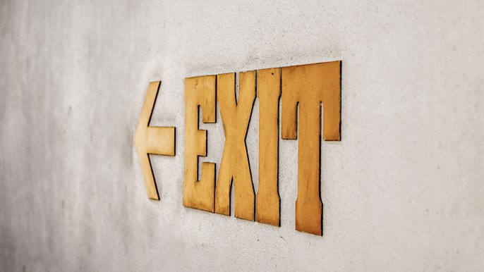 Panneau signalétique "exit" fixé au mur