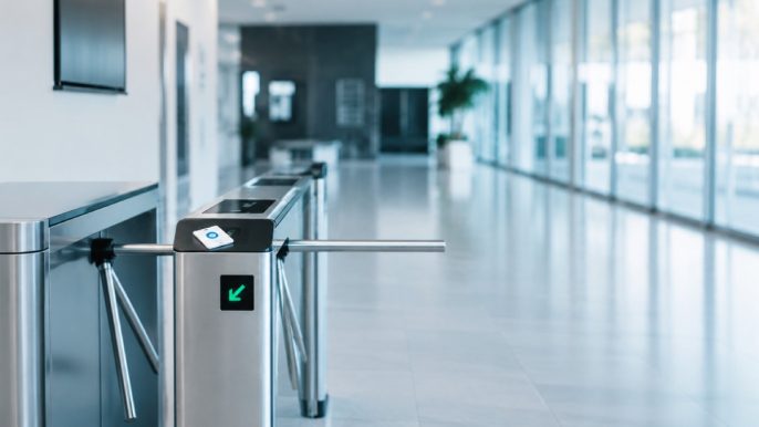 Portique de contrôle d'accès fermé dans un hall d'entreprise vide et lumineux